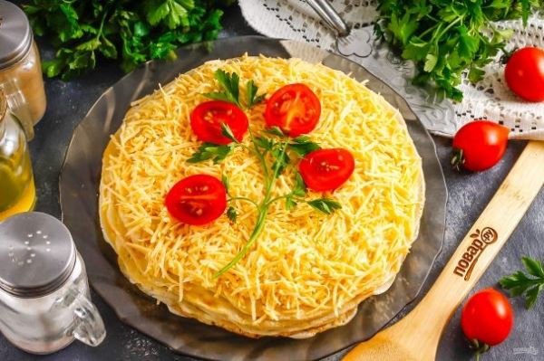 Блинный торт с помидорами и сыром