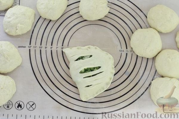 Дрожжевые пирожки с молодой капустой и зеленью (в духовке)