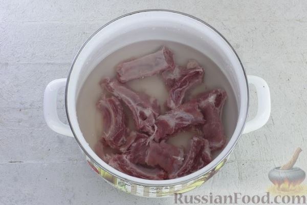 Гороховый суп на свиных рёбрышках с чесночными рулетиками и копчёными колбасками