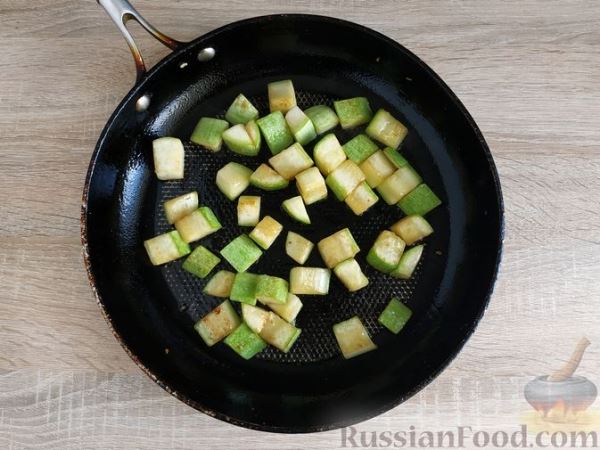 Картофельный салат с жареными вешенками и кабачками