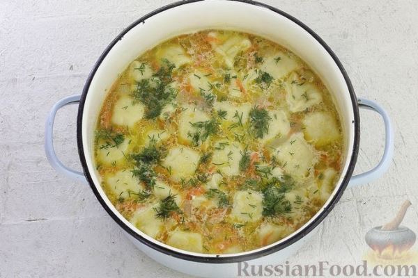 Куриный суп с "ушками" с начинкой из плавленого сыра и яйца