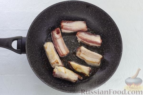 Макароны со свиными рёбрышками и овощами (на сковороде)