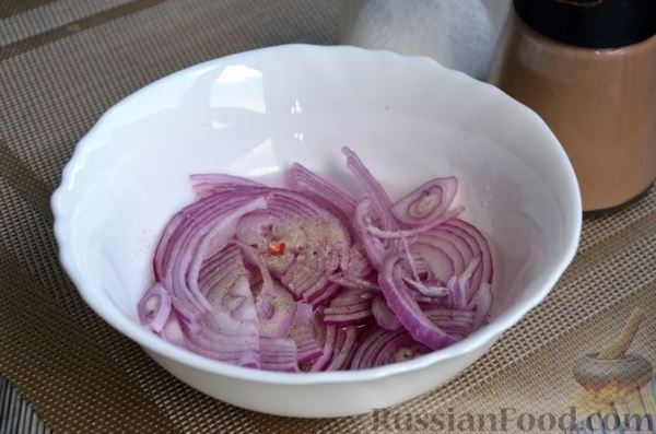 Салат из яичных и печёночных блинчиков с маринованным луком