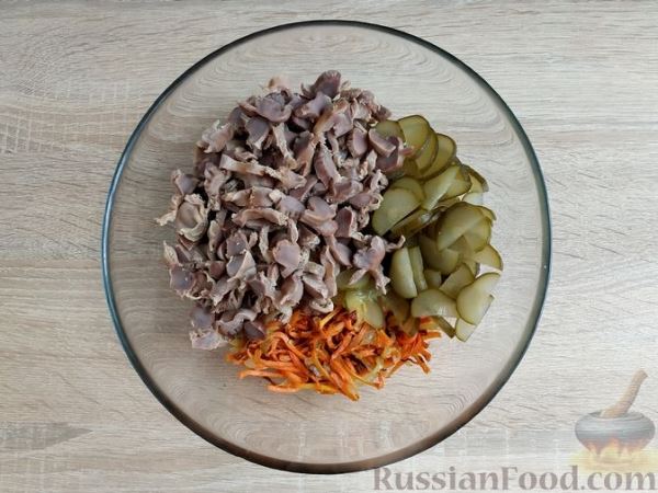 Салат из куриных желудочков, моркови, солёных огурцов и лука
