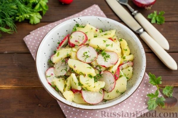 Салат из молодого картофеля, редиса и зелени