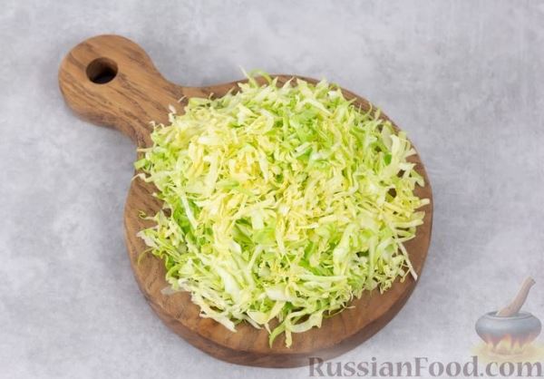 Салат из молодой капусты с зелёным луком и сметаной