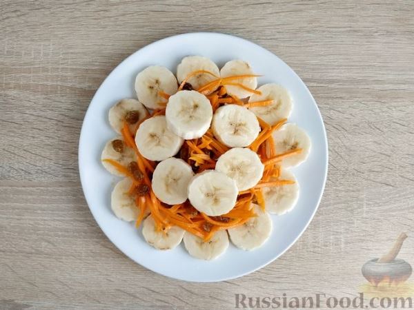 Салат из моркови с бананом и изюмом