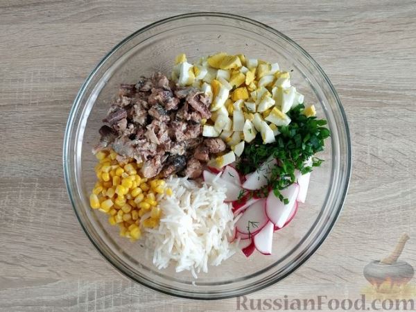 Салат из рыбных консервов с редиской, кукурузой, рисом и яйцами