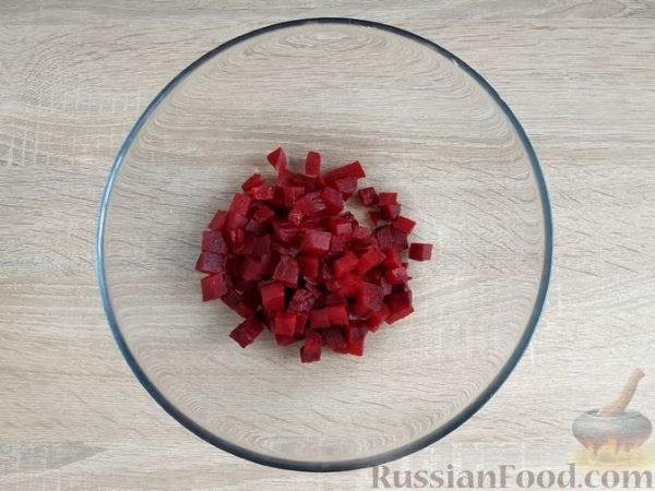 Салат из свёклы с киви, орехами и красным луком