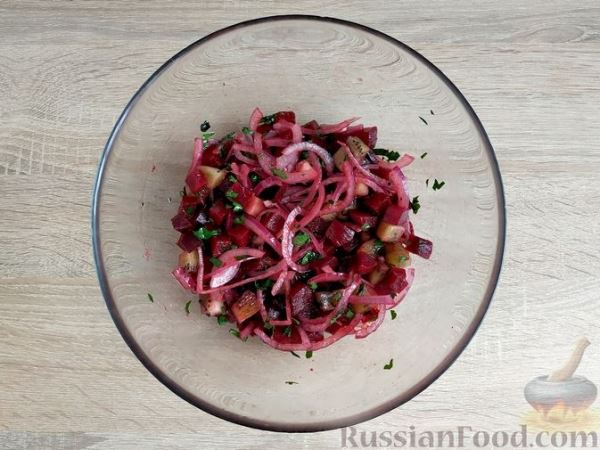 Салат из свёклы с киви, орехами и красным луком