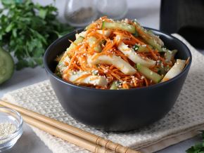 Салат с кальмарами, корейской морковью и огурцом
