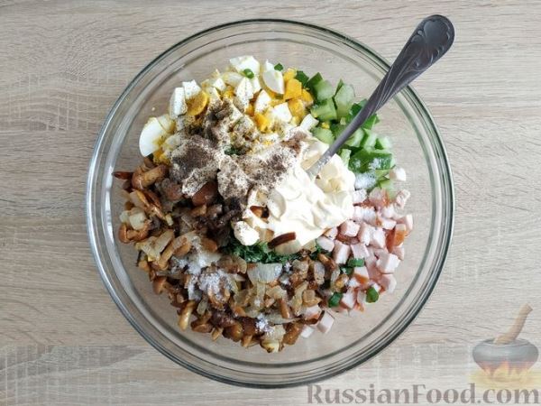 Салат с копченой курицей, маринованными грибами, огурцами и яйцами