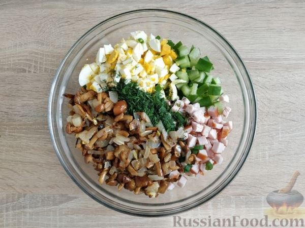 Салат с копченой курицей, маринованными грибами, огурцами и яйцами