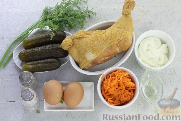 Салат с копчёной курицей, морковью по-корейски, маринованными огурцами и яичными блинчиками