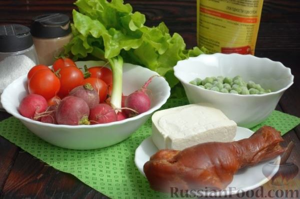 Салат с копчёной курицей, редиской, сыром фета и помидорами