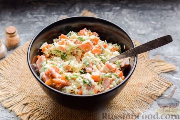 Салат с копчёной курицей, рисом, морковью, сыром и черемшой