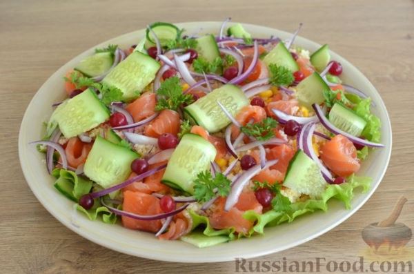 Салат с красной рыбой, кускусом, кукурузой, помидорами и огурцом