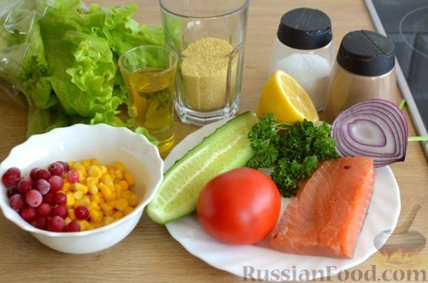 Салат с красной рыбой, кускусом, кукурузой, помидорами и огурцом