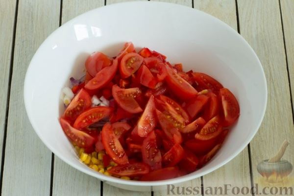 Салат с кукурузой, болгарским перцем, помидорами и луком