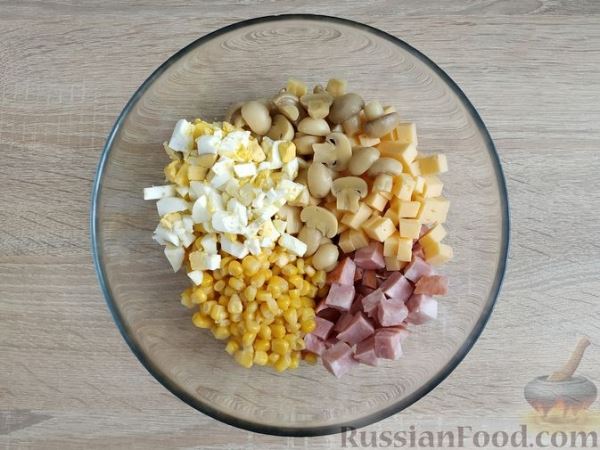 Салат с кукурузой, колбасой, шампиньонами и сыром