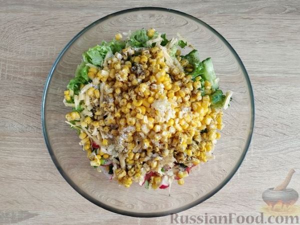 Салат с кукурузой, огурцами, редиской и сыром