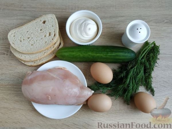 Салат с курицей, огурцами, сухариками и яйцами