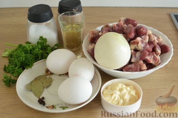 Салат с куриными сердечками, луком и яичными блинчиками