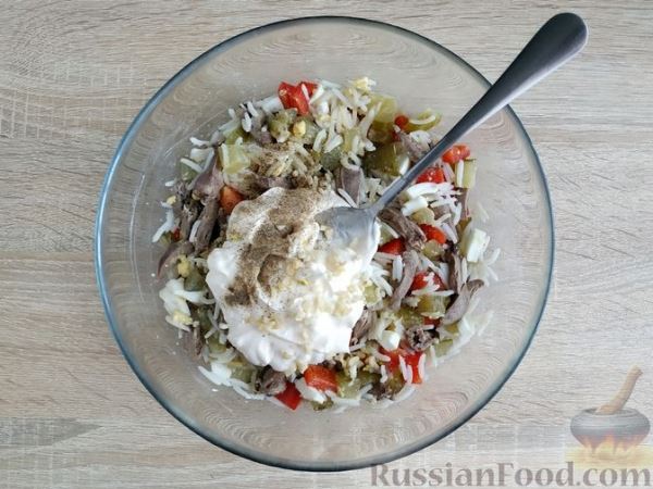 Салат с куриными сердечками, рисом, солёными огурцами и болгарским перцем