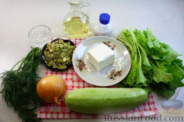 Салат с маринованными кабачками, сыром фета и тыквенными семечками