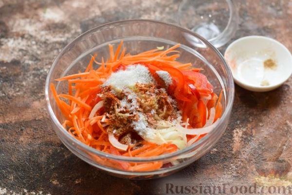 Салат с вешенками, болгарским перцем, морковью и луком, по-корейски