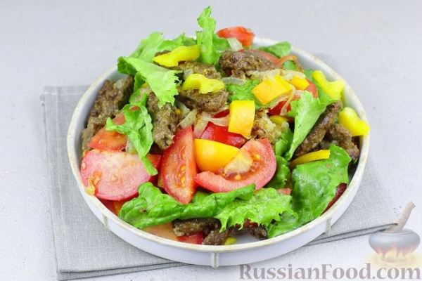 Салат с жареной печенью, помидорами и болгарским перцем
