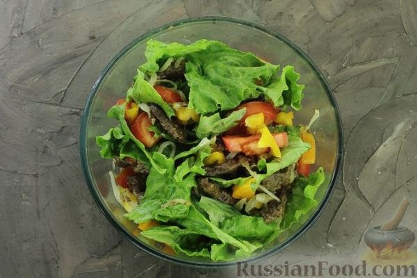 Салат с жареной печенью, помидорами и болгарским перцем