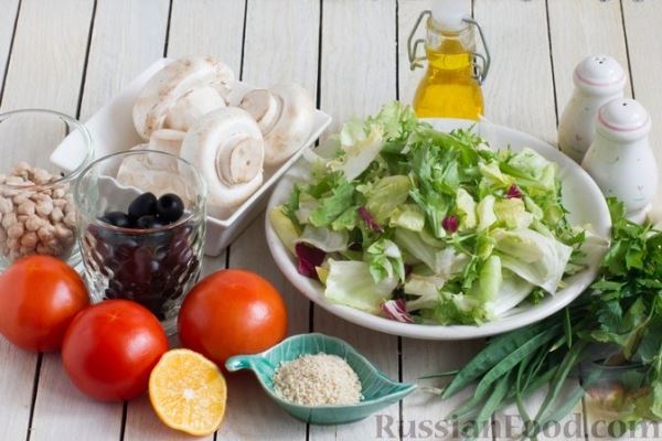 Салат с жареными шампиньонами, нутом, помидорами и маслинами