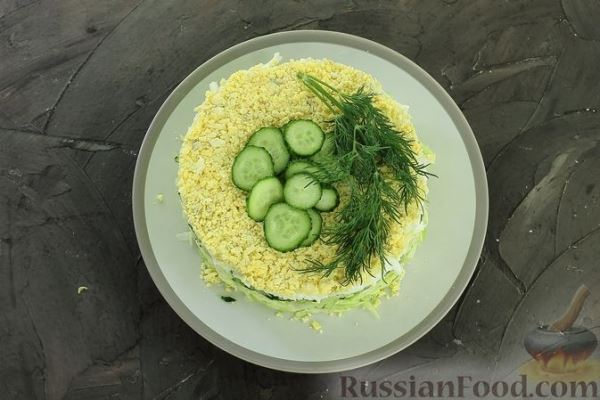Слоёный салат из молодой капусты, огурцов и яиц