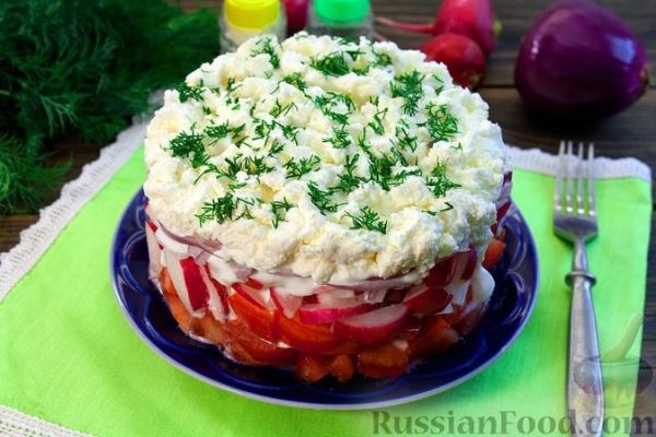 Слоёный салат из помидоров с редисом, луком и творогом