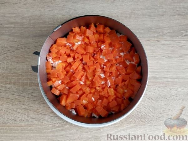 Слоёный салат с кальмарами, морковью, яблоками и яйцами