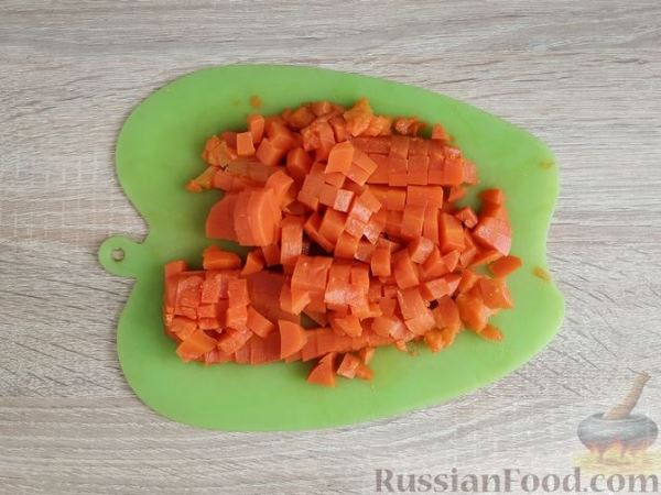 Слоёный салат с кальмарами, морковью, яблоками и яйцами