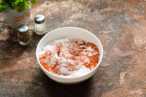 Соленое сало с красным перцем