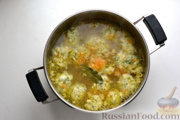 Суп с рисово-сырными клёцками (на курином бульоне)