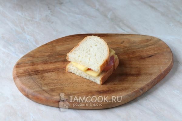 Бутерброды в кляре на сковороде (с колбасой и сыром)