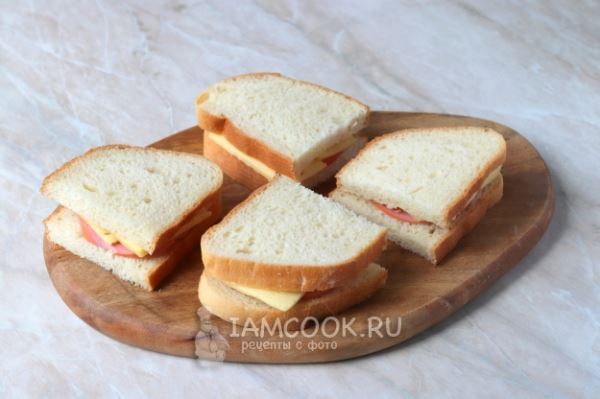 Бутерброды в кляре на сковороде (с колбасой и сыром)