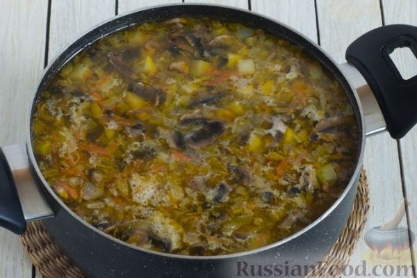 Фасолевый суп с вермишелью, грибами, кабачком и сельдереем
