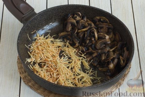 Фасолевый суп с вермишелью, грибами, кабачком и сельдереем