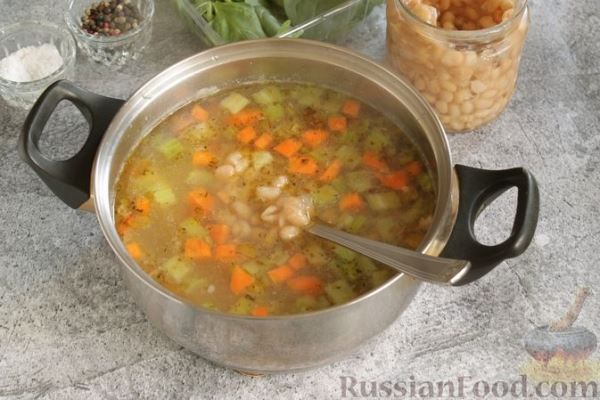 Фасолевый суп с ветчиной, шпинатом и сельдереем