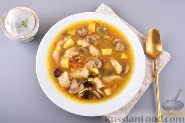 Грибной суп с фасолью и чесночными галушками