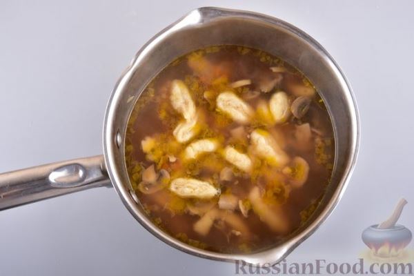 Грибной суп с фасолью и чесночными галушками
