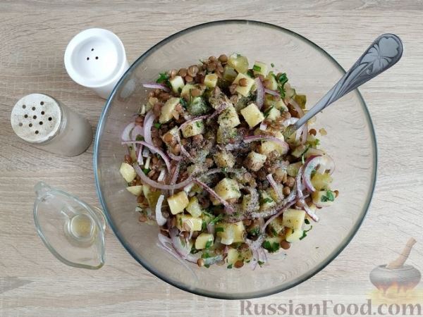 Картофельный салат с чечевицей, маринованными огурцами и луком