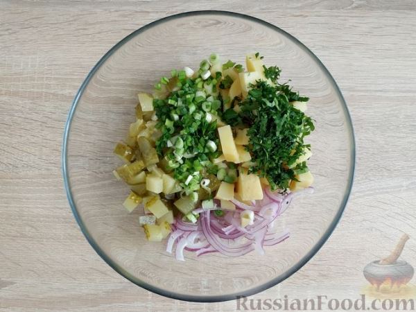 Картофельный салат с чечевицей, маринованными огурцами и луком