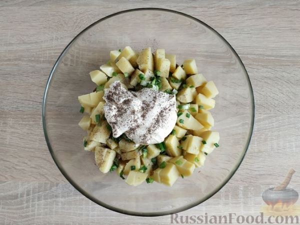 Картофельный салат с жареными вешенками и кабачками