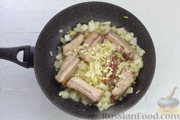 Макароны со свиными рёбрышками и овощами (на сковороде)